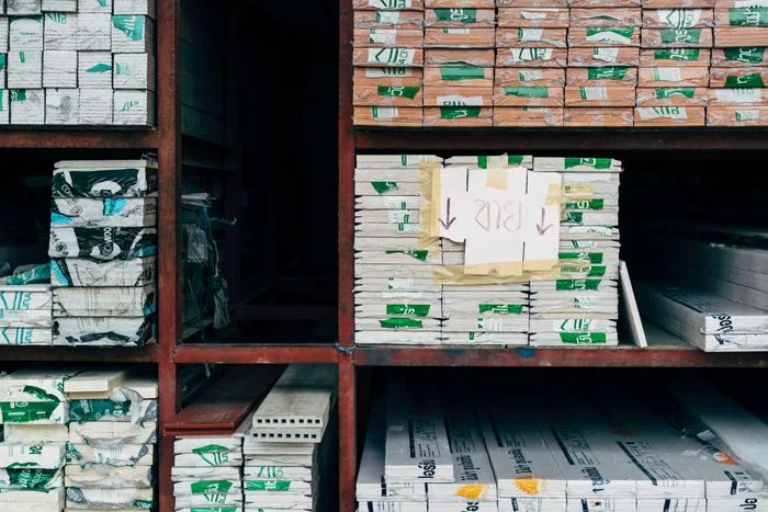 Materiale pentru construcții stocate pe rafturi
